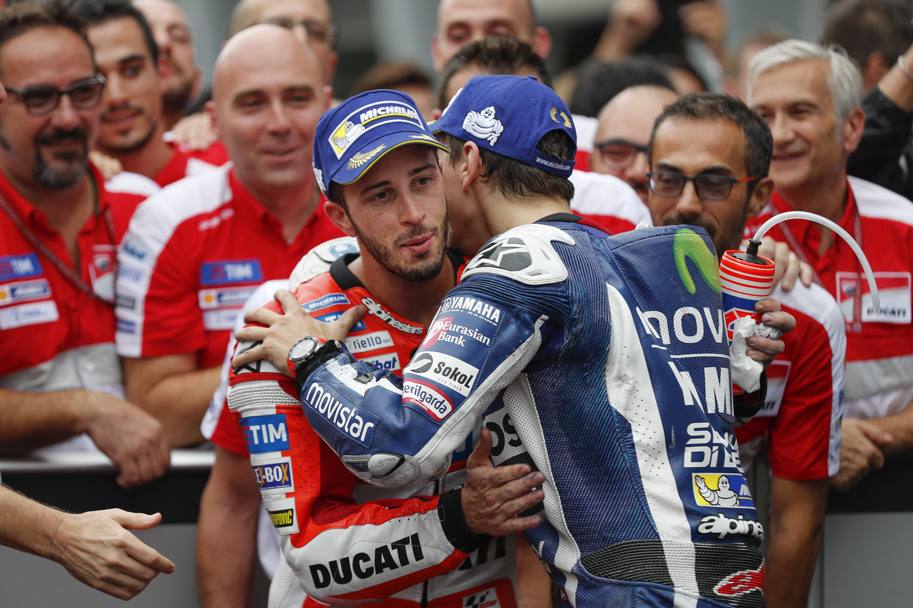 Dovizioso riceve i complimenti di Lorenzo, suo futuro compagno in Ducati dal 2017. Ap